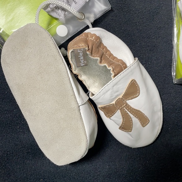 Tommy Tickle soft sole Gold bow shoe - Picture 3 of 4